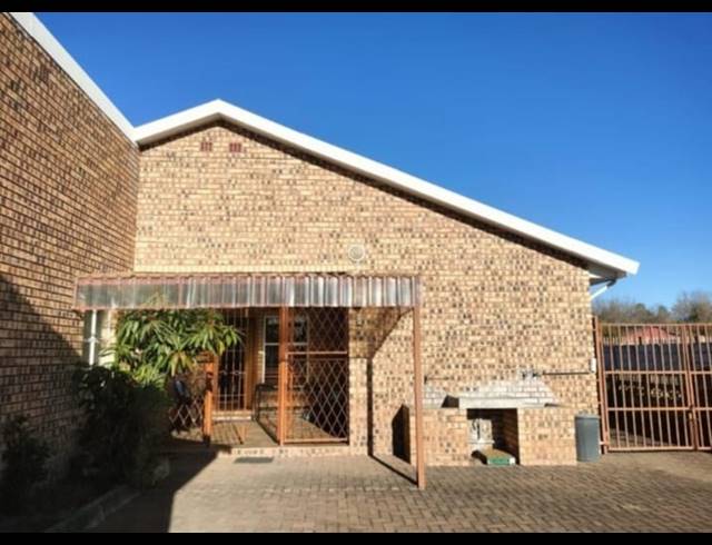 3 BEDROOM FREEHOLD FOR SALE IN LENNOXTON